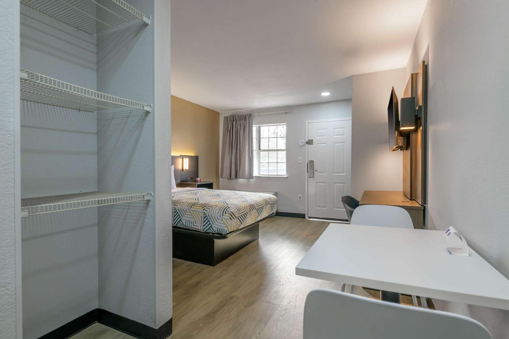 6 Ga Airport Hotel 2*